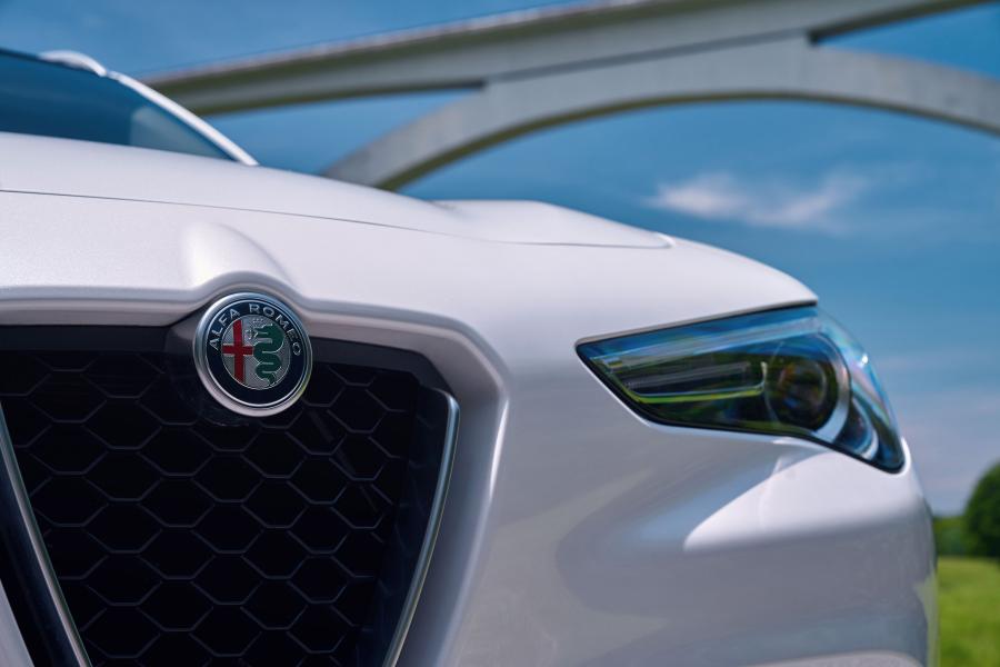 Логотип Alfa Romeo Stelvio Ti (949) 2017 года  (NA) (фото 18 из 34)